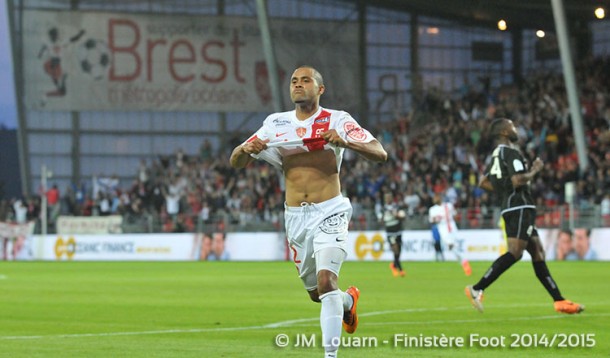 Alexandre Alphonse célèbre son but, celui de la victoire