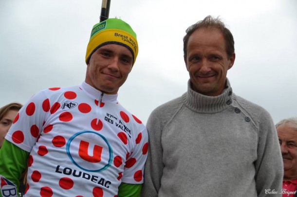 Valentin Madouas 3ème au général et meilleur grimpeur aux côtés de son champion de père Laurent Madouas. (Photo Coline Briquet) 