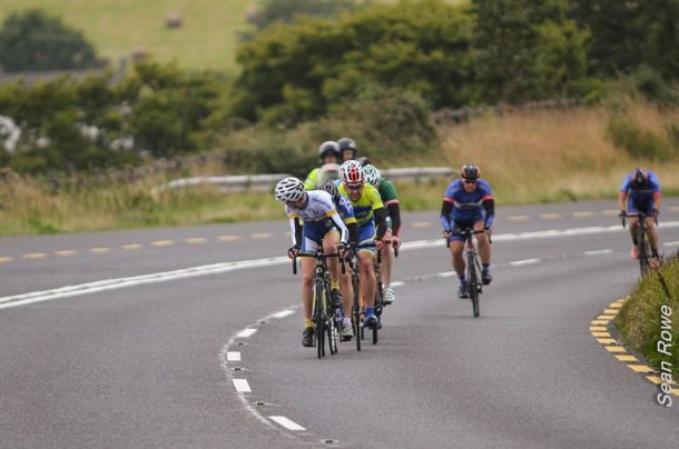 Un dernier petit coup d'oeil avant de partir vers la victoire (Photo Sean Rowe)