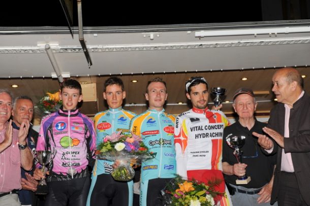 Nicolas Janvier vainqueur à Lorient, Ryan Reilly 1er junior 7 de gauche à droite, Ryan Reilly, Paul Mickaël Menthéour, Nicolas Janvier et Simon Gouedard avec le Ministre de la défense Mr Le Drian ( Photo Philippe Le Cocq)