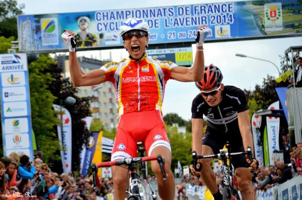 Rayane Bouhanni l'emporte au terme d'un sprint très disputé devant Leo Danes (Photo Elen Rius) 