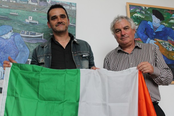 Jean Vantalon (Be Celt) et Jean-Guy Le Floch  (Pdt Armor Lux) avec le drapeau Irlandais (photo Be Celt) 