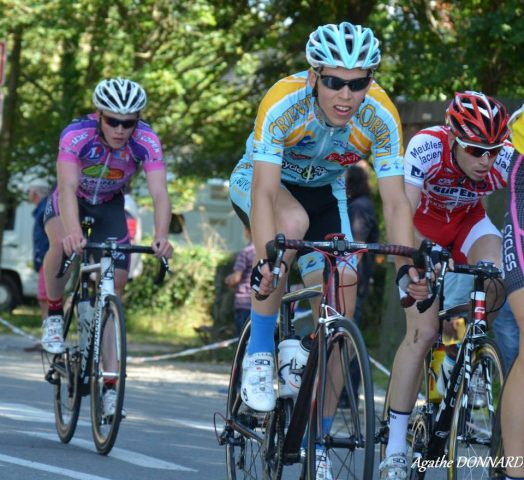 Daniel Stewart (au fond) ici avec Sylvain Tanguy et Mael Nivinou, va tenter de sortir a 2km du finish (photo Agathe Donnard)