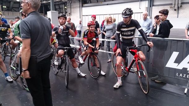 Matthieu Boulo remporte son premier cyclo-cross de la saison 10 la salle d'ou le départ est donné verra plusieurs fois le passage des coureurs (photo Derby CC)