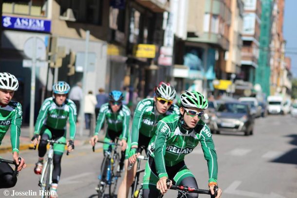 Eddie Dunbar en casque vert avec les juniors Irlandais O'Loughlin, Feeley, O'Brien et Shanahan (photo Josselin Riou) 