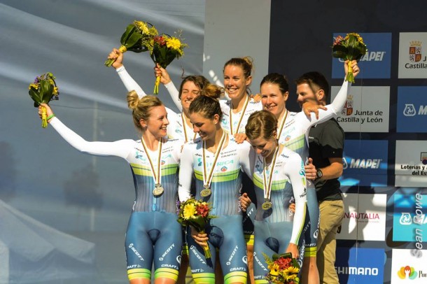 Les Australiennes d'Orica sur la seconde marche (photo Sean Rowe) 