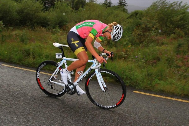 Femke Van Kessel , comme en 2013, endosse le maillot de leader de la An Post  Rás na mBan (photo  An Post  Rás na mBan)