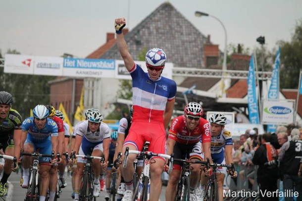 Arnaud Démare remporte le sprint massif ( Photo Martine Verfaillie)