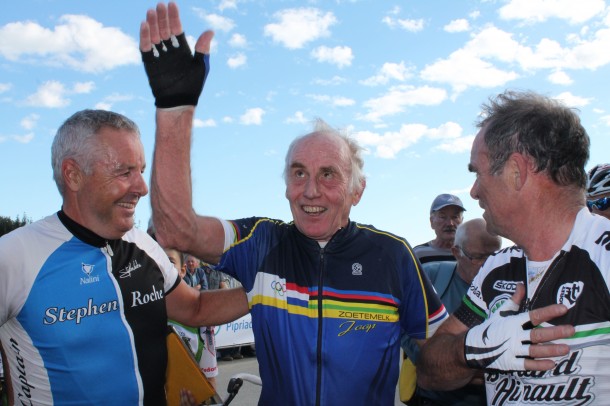 Joop Zoetemelk vainqueur entouré de Stephen Roche et Brenard Hinault