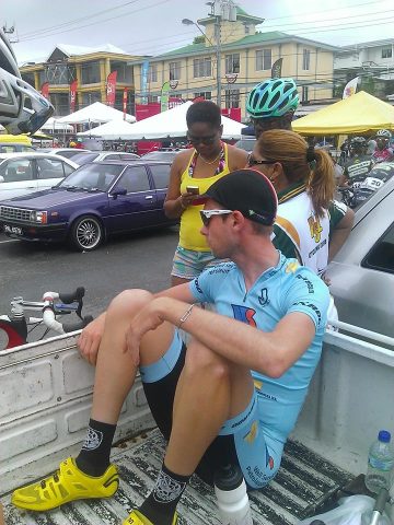 C'est dans le pick-up que les coureurs peuvent se reposer un peu, loin du confort des vans que l'on trouve sur les courses Bretonnes