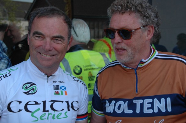 Jacques Jousseaume rend hommage au cyclisme 9 Avec Bernard Hinault lors du Tour du Connemara en 2013 , Hinault fut l'un des ses inspirateurs
