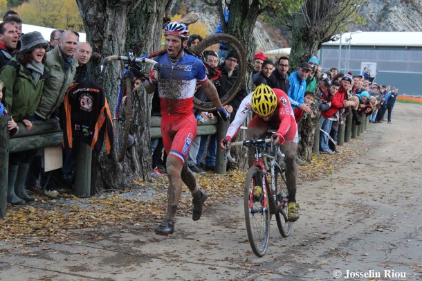 Final extraordinaire à Sisteron: Venturini devant le malchanceux Mourey 7 Clément Venturini vient coiffer Francis Mourey (finissant à peid) sur le fil (photo Josselin Riou)