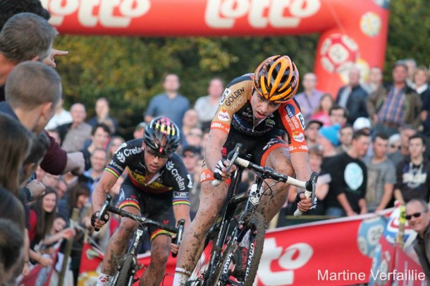 Bpost Bank trofee: Van Aert au sprint devant Nys 7 Wout Van Aert devance Sven Nys (photo Martine Verfaille)