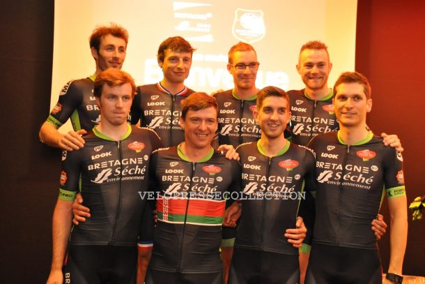 Les nouveaux du team , avec Yauheni Hutarovich et son maillot de champion de Biélorussie (photo Joel Raul velopressecollection) 
