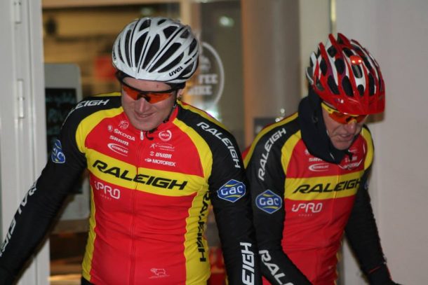 Le rendez-vous " nocturne RALEIGH" fait des adeptes 8 Eric Berthou à gauche avec son père Raymond toujours fidèle au rendez vous .