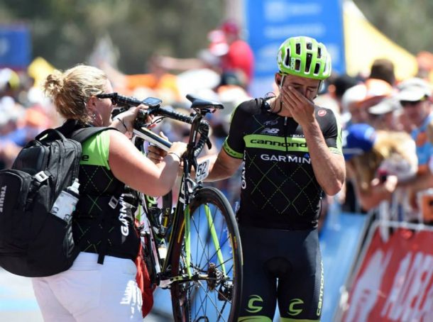 Tour Down Under: plusieurs abandons suite à la chute massive 7 Nathan Hass rejoint la ligne d'arrivé à pied (photo Photo: Graham Watson)