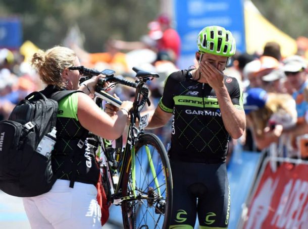 Nathan Hass rejoint la ligne d'arrivé à pied (photo Photo: Graham Watson)