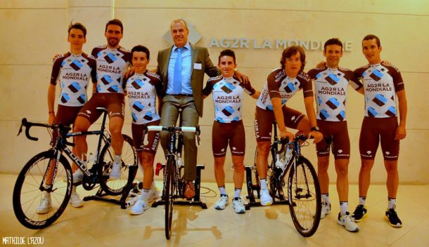 L'assurance d'une belle saison pour le team AG2R La Mondiale 8 le manager Vincent Lavenu au milieu de son équipe (photo Mathilde L'Azou)