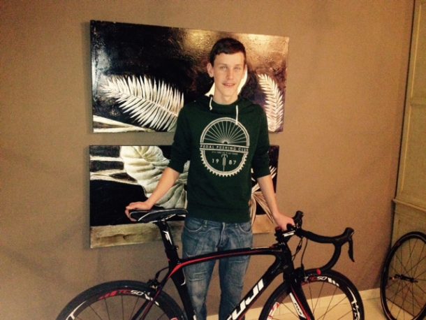 Alexis Roche avec un vélo FUJI qui équipe la NPRT