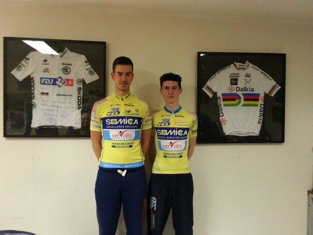 Dylan Foley et Matthew Teggart entre les maillots Thibaut Pinot meilleur jeune du tour de France et le double champion du Monde sur piste Morgan Kneisky issus tout 2 de lAC Bisontine