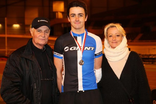 Les Français de la Nicolas Roche Performance Team en stage avec l'équipe de France sur piste 9 Clément Suire entouré de son champion de grand-père Jacques et de sa mère Nathalie.