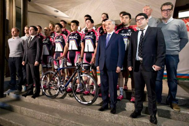 le team Synergy Baku Cycling Project avec les autorités Azeris