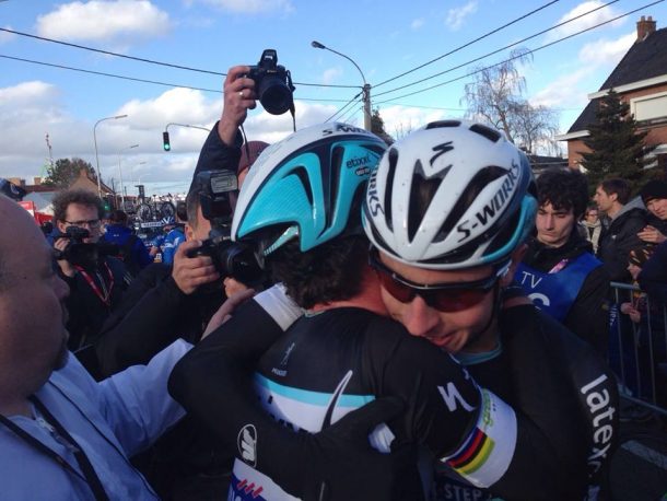 Mark Cavendish dans les bras de ces équipiers (Pht Etixx Quick Step Cycling Team)