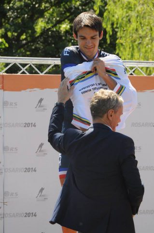 Ewen Fernandez: Un champion du Monde de roller dans le peloton 10 e maillot de champion du Monde (pht Nahtalie Candela Planelles)