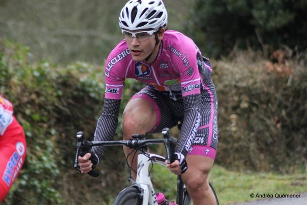 Sous les couleurs d'Hennebont Cyclisme, le champion du monde de roller apprend le  travail de coursier (pht Andréa Quémener)