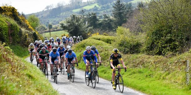 Le peloton rejoint McCarthy avant la 3ème difficulté (pht Sean Rowe)