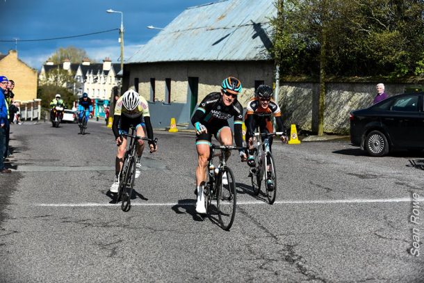 Stamullen GP: Martyn Irvine devant Ryan Reilly 7 le sprint remporté par Martyn Irvine avec Ryan Reilly et Darnelle Moore)