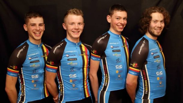 de gauche a droite Gary Donaldson (Omagh Wheelers),   Angus Fyffe (Omagh Wheelers) Ryan Reilly 'AC Bisontine, Angus Fyffe (Omagh Wheelers),  Gary Donaldson (Omagh Wheelers), et Craig Rea (Phoenix CC Belfast). Manque Darragh Zaidan sur la pht.