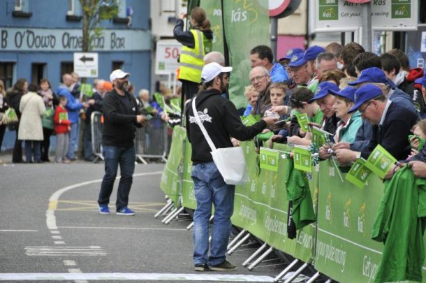 Alain Baniel: "Les Irlandais ne demandent qu'a connaître notre Bretagne!" 12 Benoit Larroque et Laurent Baniel distribuant drapeaux Bretons et flyers du Celtic Challenge, un travail d'Ambassadeur