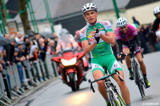 sur la route Bretonne, heureux pour so coéquipier Hamish Schreurs (pht Elen Rius)