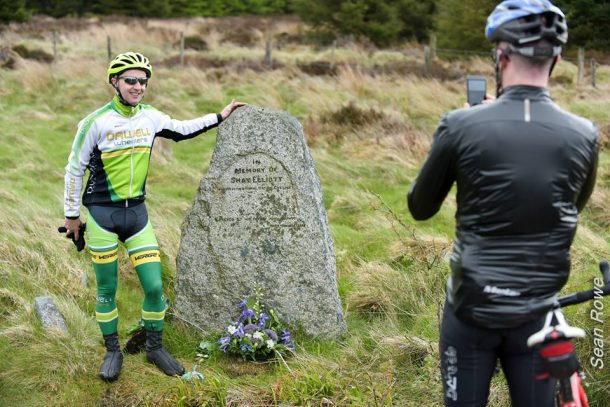 Martyn Irvine en solitaire sur la "Shay Elliot Memorial" 8 les coureurs Irlandais se rendent souvent sur la stèle de Shay Elliot (phts Sean Rowe)