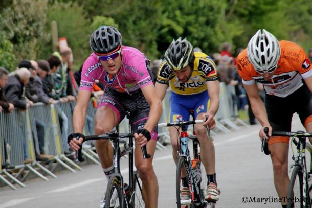 Guilers: Alexandre Kermarec devant Arnaud Guilloux 9 le trio Le Naour, Kermarec et Guilloux dans le final (phts Maryline Trebaol)