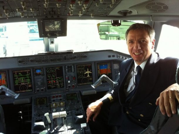 Dans son cockpit d'avion; (pht Bruno Cornillet) 