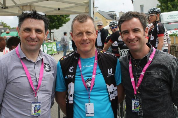 Avec le staff de la Nicolas Roche Magnetic.ie, Philip Finegan et Derek Stenson sur le Trophée Centre Morbihan