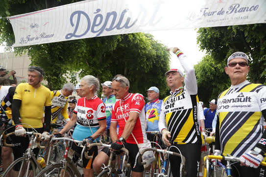 Be back to the past: Bernard Hinault, Bernard Thévenet sur le Tour de Rance 7 Bernard Thévenet et son maillot jaune et Bernard Hinault en tenue Renault Gitane avec leurs amis