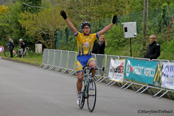  Alexandre Arzel (CC Bourg BLanc)  l'emporte en Pass'cyclisme) phts Maryline Trébaol 