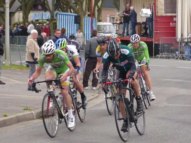 Lionel Le Han vainqueur de la semi-nocturne de Gouesnou 9 la première échappée sérieuse de la soirée (photo Be Celt)