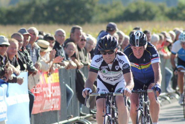 Bernard Hinault, Joop Zoetemelk et leurs amis ensemble pour la bonne cause 10 Bernard Hinault et Joop Zoetemelk l'année dernière sur le critérium des vieilles gloires à Pipriac en Bretagne