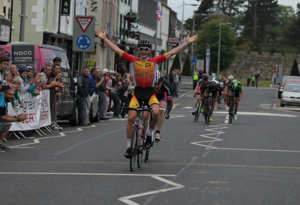 Irlande: Angus Fyffe au sprint devant Glenn Kinning sur le "SEAT SUPER 7 Crit Series" 7 Angus Fyffe victorieux hier soir devant Glenn Kinning (photo Toby Watson)