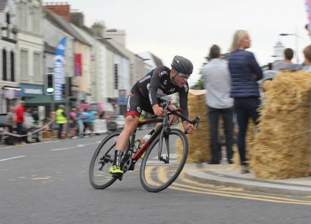 Irlande: Angus Fyffe au sprint devant Glenn Kinning sur le "SEAT SUPER 7 Crit Series" 8 Le junior Jake Gray régle le sprint pour la 3ème place (photo Toby Watson)