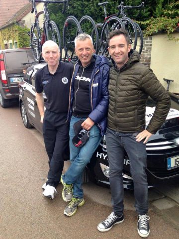 Pascal Orlandi au centre entouré de Dermot Rutherford et Padraic Quinn de la Nicolas Roche Performance Magnet.ie