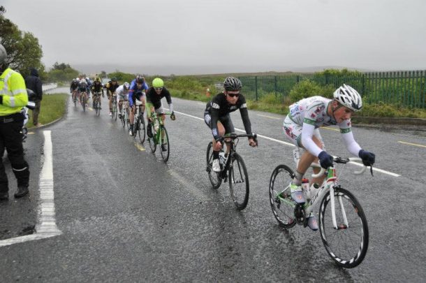 Le Breton Elie Gesbert stagiaire au sein de la FDJ.fr 8 En tête de l'échappée sous des conditions climatiques dantesques au Connemara (photo Matthieu Prigent)