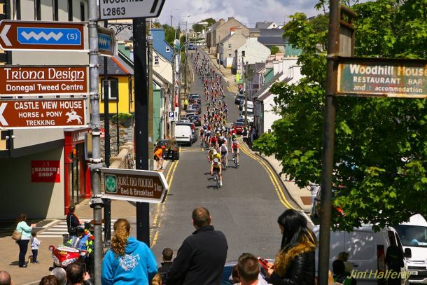 La fête du cyclisme dans les rues des villes du Donegal (Photo Jim Halferty)