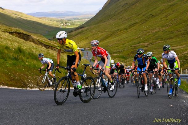 Le Danois Mikkel Honore (junior) remporte la Rás Dun na nGal 7 Mikkel Honore en jaune dans le décor magnifique du Donegal (Photo Jim Halferty)