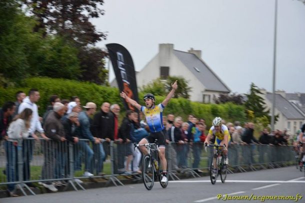 Lionel Le Han vainqueur de la semi-nocturne de Gouesnou 7 Lionel Le Han l'emporte au sprint (photo P. Jaouen Ac Gouesnou)