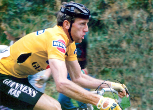 le "King" Sean Kelly en jaune, leader de la Nissan Classic, avec le cuissard rarissime Guinness Kas